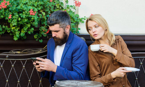 情侣咖啡厅露台喝咖啡.相爱的情侣坐在咖啡厅露台上享受咖啡.