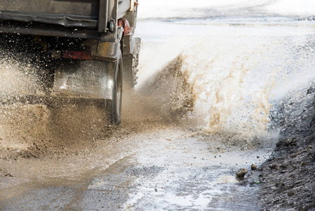 道路上的大坑道路地震损坏道路上的大坑人行道上人行道上的路面破损