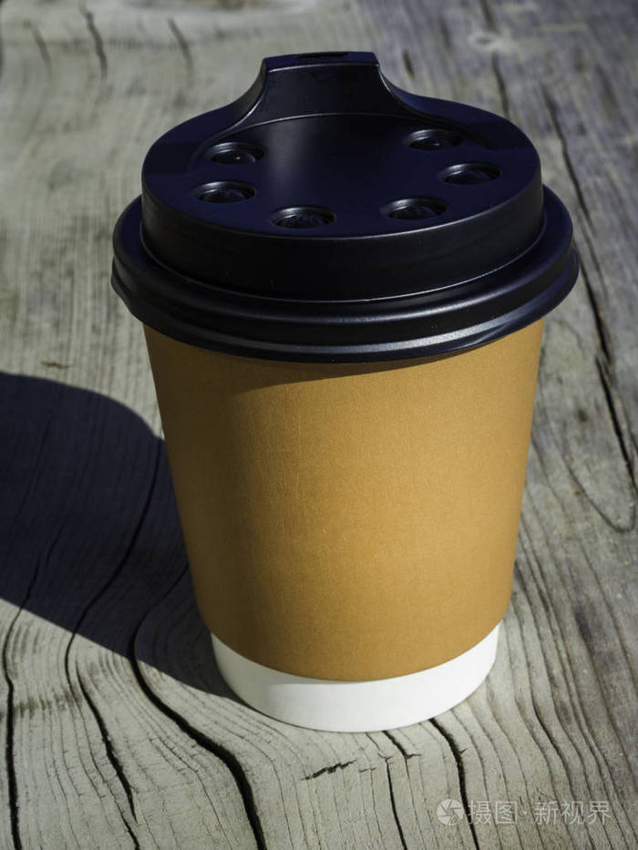 一杯咖啡放在木桌上。街头咖啡