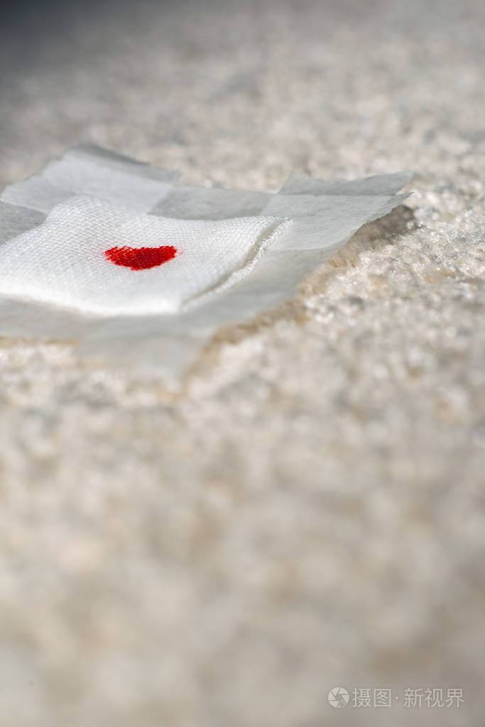 白色地毯上有血迹的绷带.