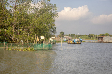越南海滨村的龙舟和浮屋图片