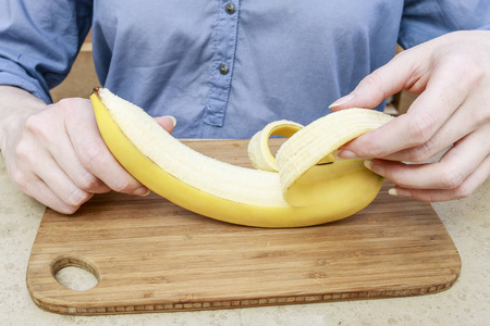 剥香蕉图片