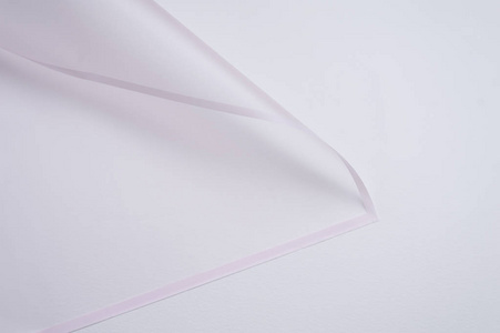 白色背景上有粉红色边的透明纸角照片