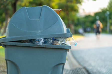 可回收垃圾桶图片