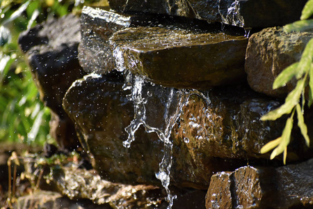 水流过石头.晨曦照在瀑布上.照片