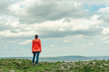 成功观,快乐观,旅游观:快乐少女站在云端的山上照片