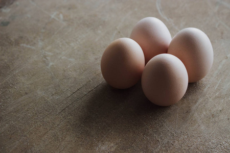 四个有机鸡蛋,背景是乡村的木头.春季生鲜风格.照片