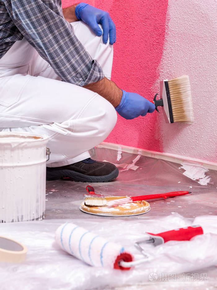 房屋油漆工在建筑工地工作建筑