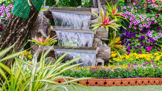 瀑布流淌在温馨的家庭花园里图片