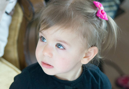 儿童眼睛芬兰绿一个绿眼睛的小女孩的画像照片