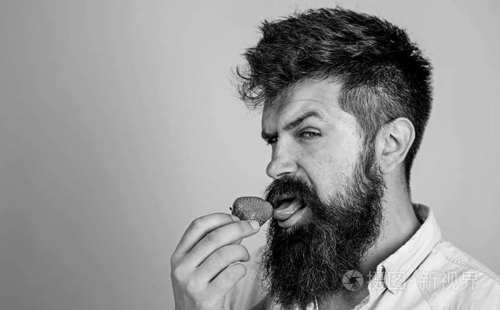 观念口头上的愉悦这就是夏天的味道帅气性感的时髦男人长胡子舔草莓