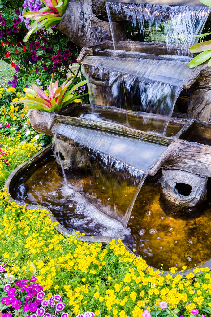 瀑布流淌在温馨的家庭花园里