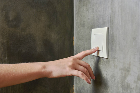 女性手,关灯,开关,前视图照片