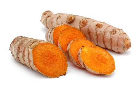 里鲜姜黄片和姜黄粉在勺子里生姜生姜粉和新鲜的传统东方香料百部菊