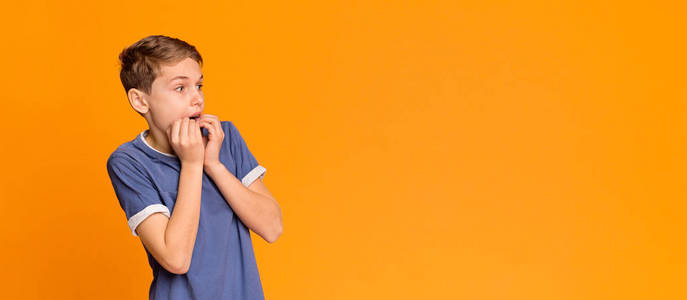 惊慌失措的男孩图片