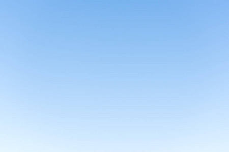 浅蓝蓝宝石晴空无云,天边浅蓝天空无云为背景照片