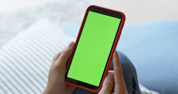 女士手持手机彩屏图片