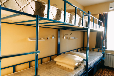 早上在宿舍卧室里,有干净的白色学生床照片