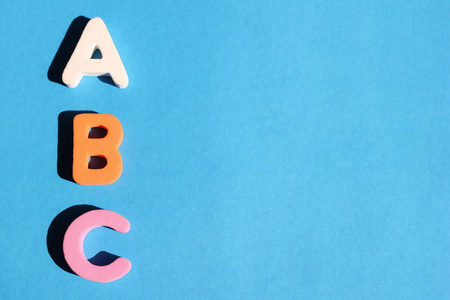 蓝色背景上英文字母表的第一个字母.文本空白.学习外语.初学者英语.