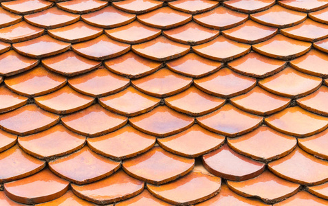 橙色鱼鳞屋顶瓦图案照片