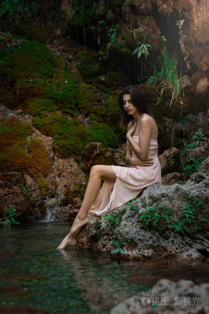 美丽的女孩在河里摆姿势童话故事天然池苏