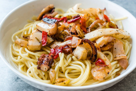 海鲜意大利面配虾,章鱼,虾,蛤蜊和鱿鱼.照片