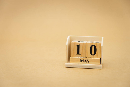 乌木制的5月10日木制日历复古木抽象背景.乌辛照片