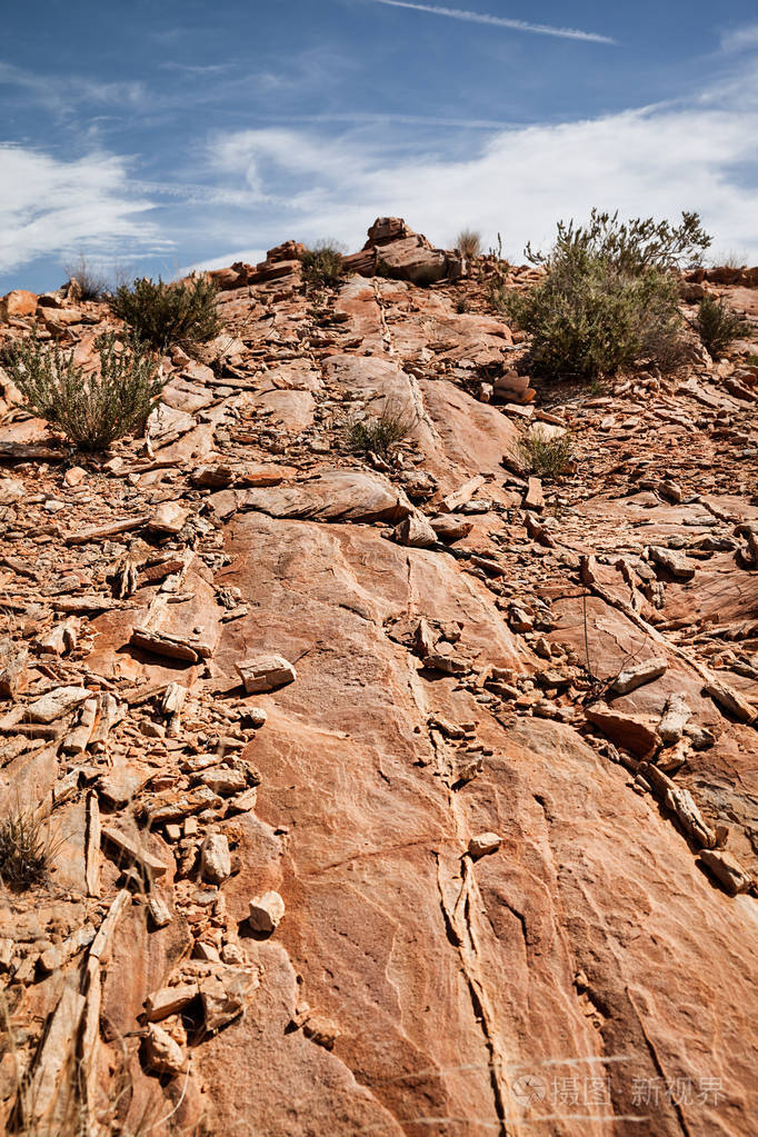美国内华达州火谷的石头沙漠和蓝天