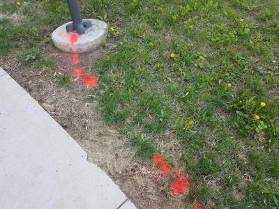 草地或地面和路灯上的红色油漆图片