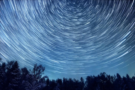星空围绕着北极星旋转.在f里留下痕迹照片