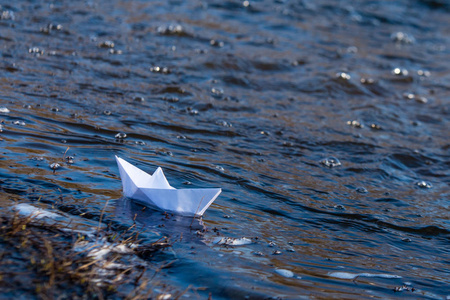 白色水流湍急图片