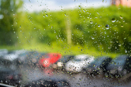 窗外一排模糊的汽车.晴天的夏雨.照片