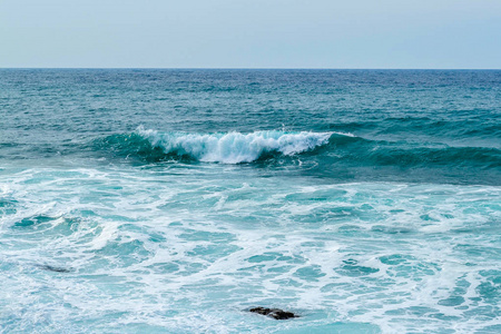 波浪和泡沫.大海是绿色的.亚得里亚海照片