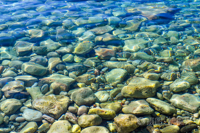 海景平静的大海和巨大的石头亚得里亚海透明的水黑山