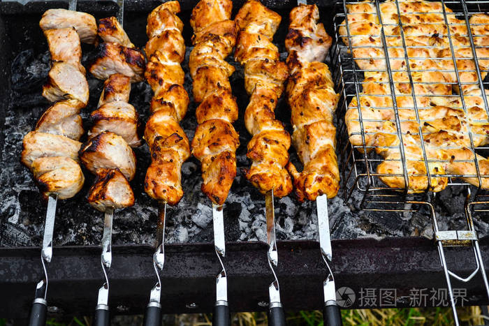 烤肉串烹饪金属串特写烧烤时烤的肉传统的东方菜烤羊肉串炭火烧烤野餐