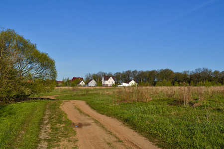 蓝天碧绿的田野上的小户型房子图片