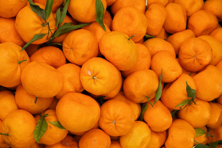 农贸市场上的橘子水果展销会图片
