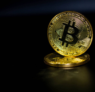黑色背景的金色比特币照片