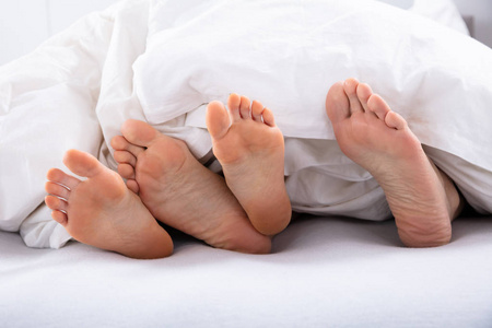 异性交往交往 男人 欺骗 脚趾 妻子 性欲 诱惑 丈夫 女人 在室内照片