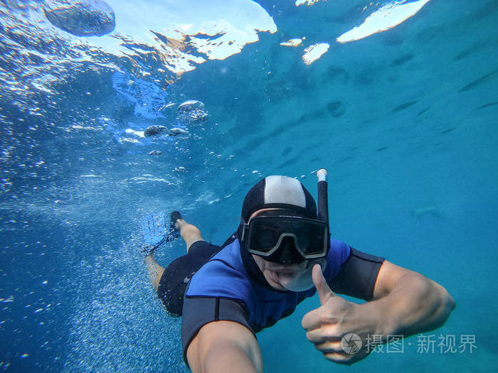 大灯泡自由潜水员水下广角自拍