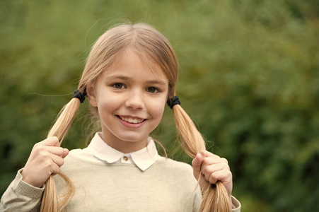 小孩开心跳起来图片