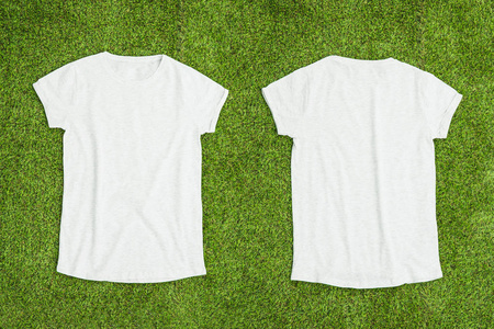 草地背景的白色空t恤的正面和背面照片