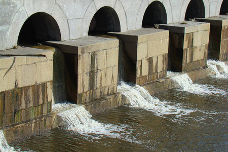 城市排水城市运河上排水的水坝.照片