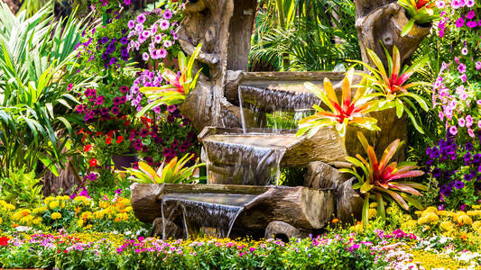 瀑布流淌在温馨的家庭花园里图片