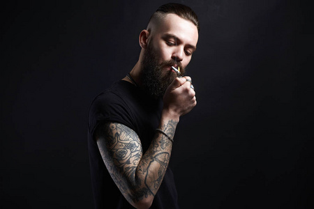 抽烟的叛逆男孩图片