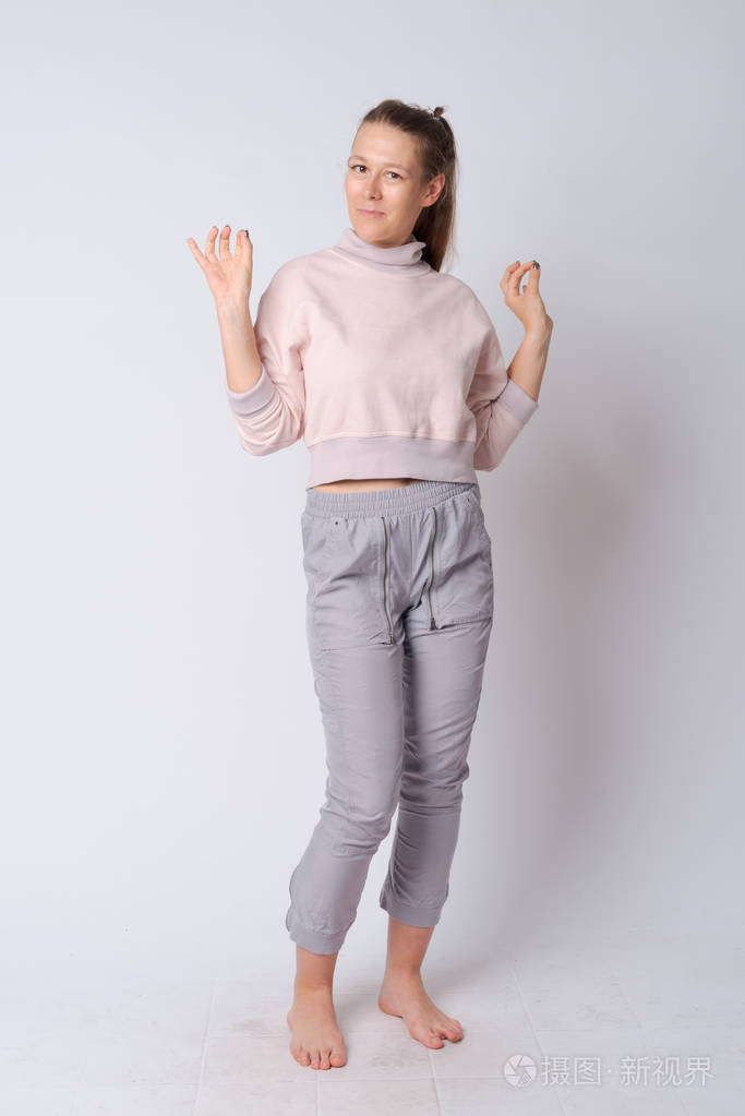 年轻美女全身照