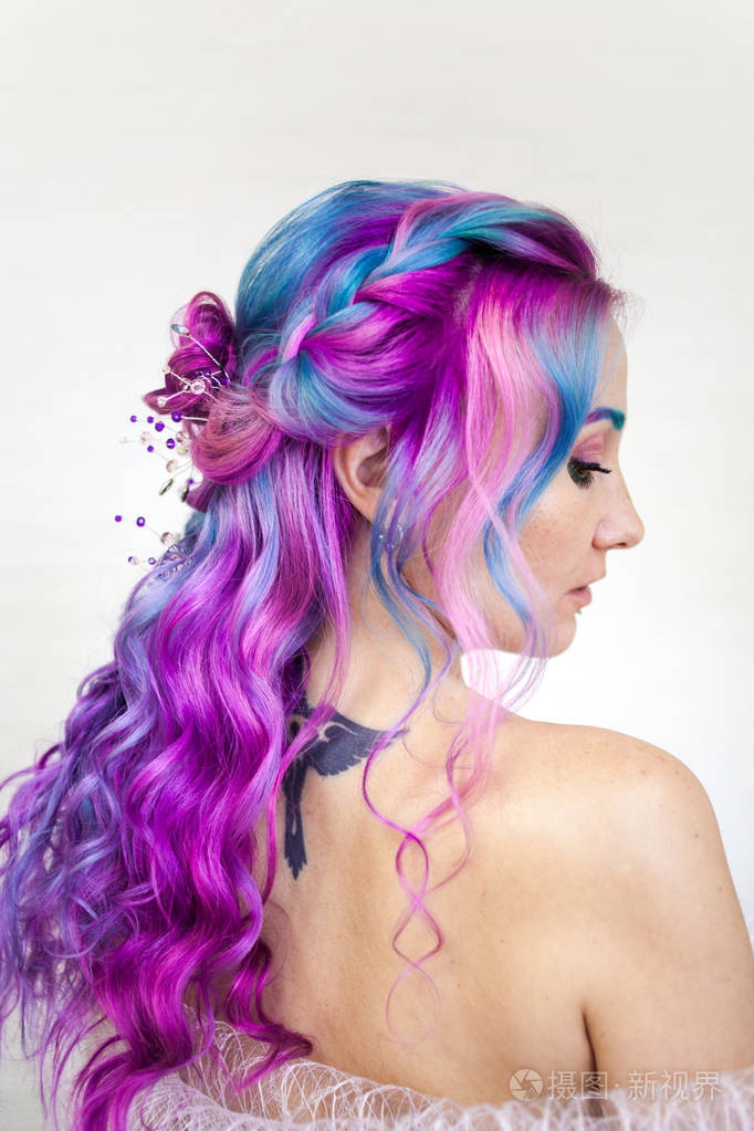 一个有着彩色头发的年轻漂亮女人的肖像明亮的蓝色和紫色渐变色头发