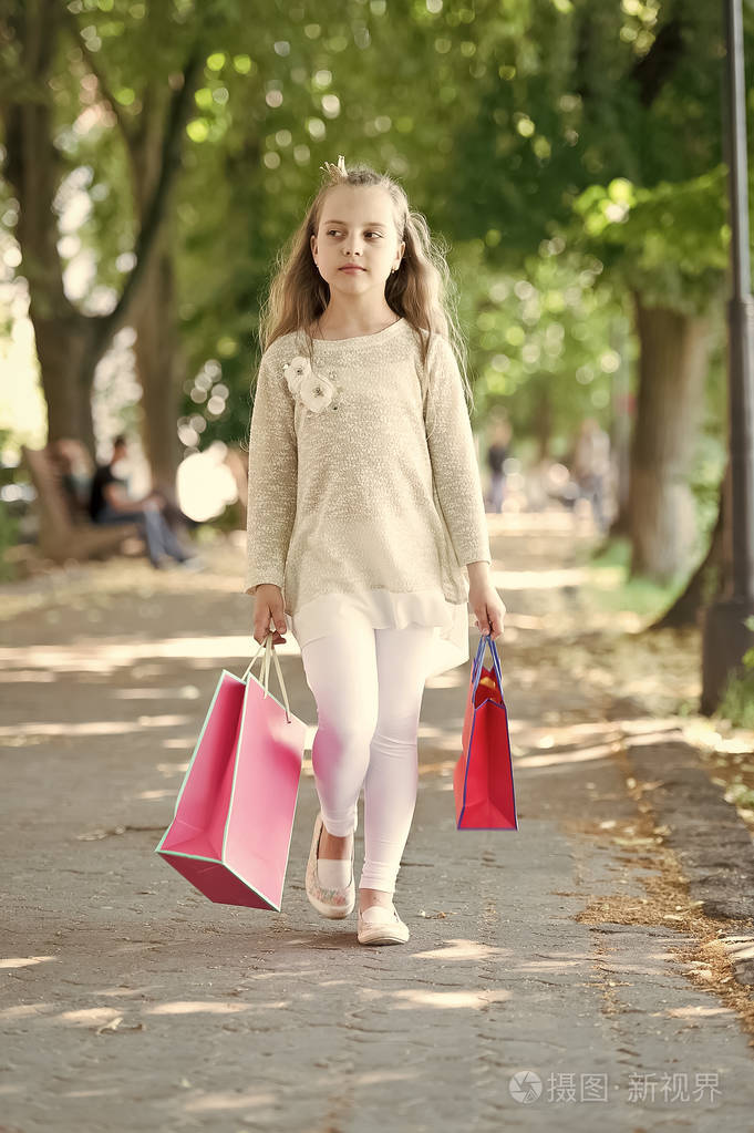 户外时尚服装的儿童购物者.夏天带着纸袋的孩子.