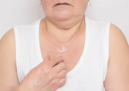 女性身体超重有魅力的健康男人正在洗澡乳房抬举乳房外科松弛的皮肤