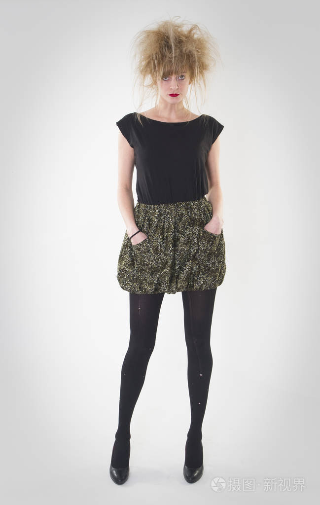 一个穿着黑色衬衫和裙子发型疯狂的女人的全身肖像时尚工作室拍摄图片